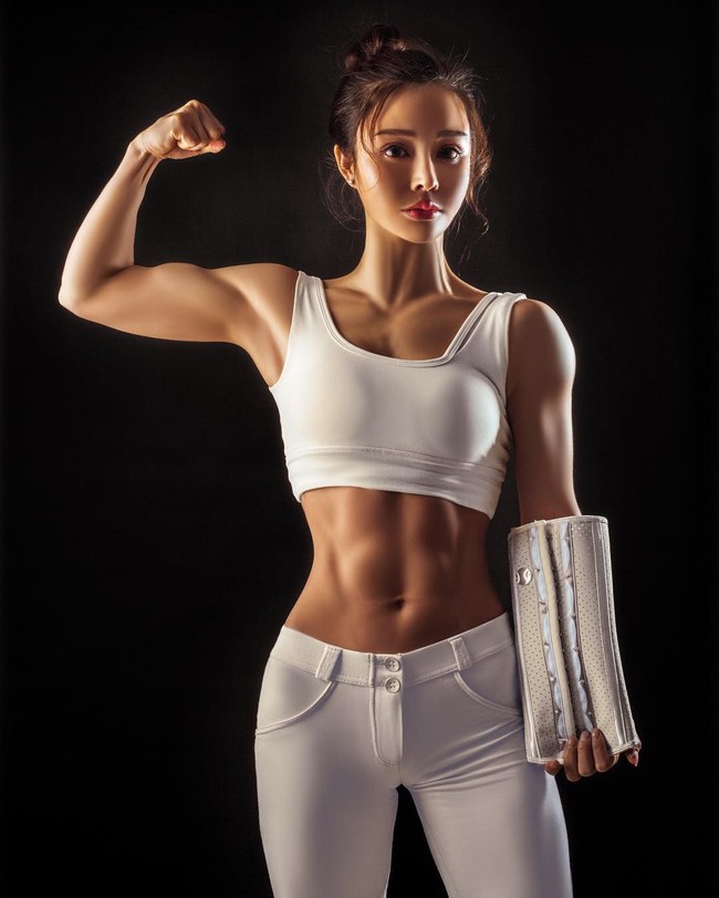 Tahun lalu Yuan Herong jadi viral dan disebut sebagai Chun-Li di kehidupan nyata. Pasalnya wanita tersebut punya badan kekar dan pintar bela diri. Bentuk tubuhnya pun kontras dengan penampilan wajah yang imut dan cantik. Foto: Instagram