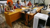 Kasubdit II Direktorat Tindak Pidana Siber Bareskrim Polri, Kombes Pol Rickynaldo Chairul, menjelaskan tersangka menyebarkan tautan email ke 500 akun email yang berada di luar negeri. Salah satu korbannya adalah sebuah perusahaan di San Antonio, Texas, Amerika Serikat.
