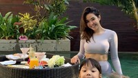 Pose seksi Gisela juga nampak saat dirinya sedang melakukan floating breakfast di kolam renang salah satu hotel di Bali. Foto: Gisela Anastasia