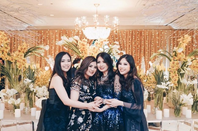 Angela Tanoesoedibjo merupakan anak pertama dari Hary Tanoesoedibjo dan Liliana Tanoesoedibjo. Dia memiliki tiga adik perempuan yang sama cantiknya dengannya dan sang ibu, Liliana. Mereka adalah Valencia Tanoesoedibjo, Jessica Tanoesoedibjo, dan Clarissa Tanoesoedibjo. Ada juga adik bungsungnya, satu-satunya adik laki-lakinya yaitu Warren Haryputra Tanoesoedibjo. Foto: Dok. Instagram @angelatanoesoedibjo