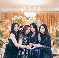 Angela Tanoesoedibjo merupakan anak pertama dari Hary Tanoesoedibjo dan Liliana Tanoesoedibjo. Dia memiliki tiga adik perempuan yang sama cantiknya dengannya dan sang ibu, Liliana. Mereka adalah Valencia Tanoesoedibjo, Jessica Tanoesoedibjo, dan Clarissa Tanoesoedibjo. Ada juga adik bungsungnya, satu-satunya adik laki-lakinya yaitu Warren Haryputra Tanoesoedibjo. Foto: Dok. Instagram @angelatanoesoedibjo