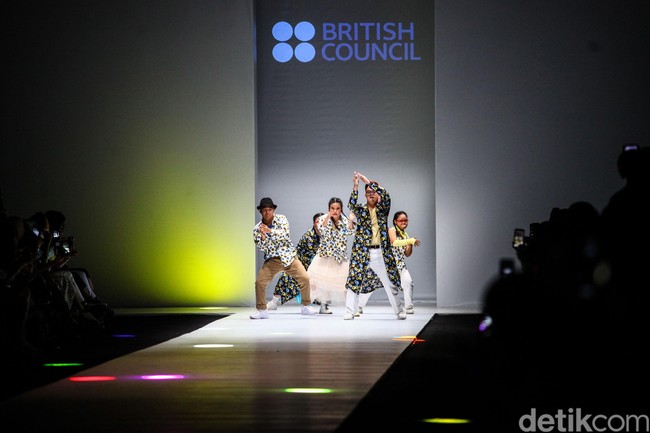 Aksi model difabel turut mewarnai hari ketiga JFW 2020 di Senayan City, Kamis (24/10/2019). Penampilan mereka merupakan bagian dari peragaan busana British Council bersama label lokal COTTONIK dan perkumpulan seniman Inggris Intoart. Sebagai pembuka, tampil kelompok tari Gigi Art of Dance. (Foto: Rifkianto Nugroho/detikfoto)