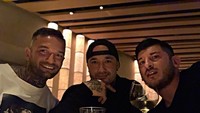 Disela-sela kesibukannya sebagai pemain sepak bola dengan jadwal yang sibuk ini, tetap menyempatkan waktunya untuk makan malam bersama teman-temannya. Foto: Instagram @radja_nainggolan_l4