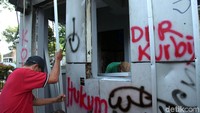 Aksi vandalisme juga mewarnai pos.