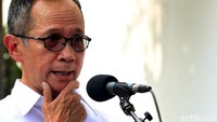 Calon Wakil Menteri Luar Negeri Mahendra Siregar melambaikan tangan usai bertemu Presiden Joko Widodo. Rengga Sancaya/detikcom.