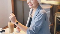 Tampaknya es kopi susu jadi favorit Nadya. Dalam banyak momen hang out, Nadya selalu menikmati segelas es kopi susu. Slurrrp! Foto: instagram nadya valerie