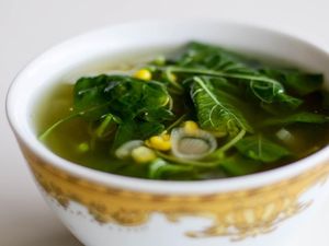 Hati-hati, Terlalu Banyak Makan Bayam Juga Ada Risikonya