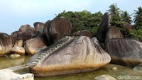 Untuk menuju ke tempat wisata ini dibutuhkan waktu lebih kurang setengah hari dari ibu kota Provinsi Kepulauan Riau, menggunakan transportasi laut berupa kapal feri. Tetapi bila pengunjung berada di Kota Ranai, akses menuju Alif Stone Park jauh lebih dekat, dengan menempuh perjalanan darat pengunjung dapat tiba di tempat wisata tersebut sekitar 10 hingga 15 menit.