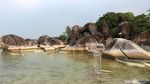 Pesona Hamparan Batu Raksasa di Alif Stone Park Natuna