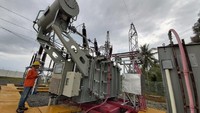 Selain menambah daya mampu pasok listrik, PLN juga berhasil menghubungkan ketiga pembangkit dalam satu sistem interkoneksi 20 kV Natuna dan menambahkan Saluran Udara Tegangan Menengah (SUTM) hingga menjadi 320 kms. Istimewa/Dok. PLN.