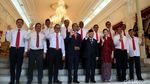 Begini Momen Jokowi Lesehan Bareng 12 Wakil Menteri