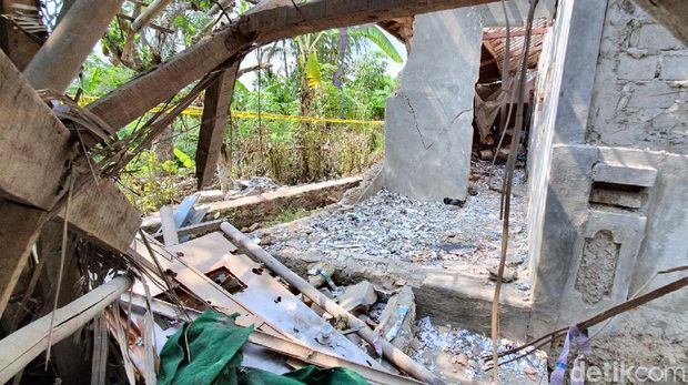 1 Rumah di Sukabumi Hancur Akibat Ledakan Petasan