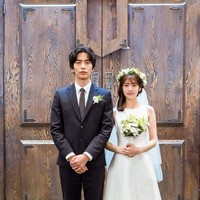 Pernikahan sederhana dalam drama Because This Is My First Life juga bisa dipertimbangkan. Berpotongan simpel dan elegan, busana tersebut memang cocok ditambahkan mahkota bunga untuk mempermanis tampilannya. Foto: Istimewa