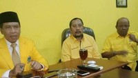 Dari posenya, tampaknya Zainudin dan kedua orang dalam fotonya sedang berdiskusi. Namun, tetap ditemani dengan segelas teh. Foto: Istimewa
