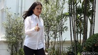 Putri Ketua Umum Perindo Hary Tanoesoedibjo tersebut nampak mengenakan kemeja putih saat mendatangi Istana Merdeka untuk bertemu Presiden Joko Widodo (Jokowi), Jakarta, Jumat (25/10/2019).