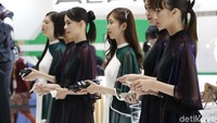 Selain memberikan brosur soal mobil, mereka juga membantu jurnalis dengan menyediakan alat penterjemah bahasa Jepang ke Inggris saat jumpa pers.