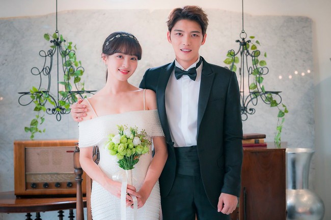 Salah satu adegan dalam serial Manhole ini pun dapat dijadikan inspirasi baju pernikahan. Anda yang ingin busana berpotongan simpel dapat mempertimbangkan opsi dengan aksen manik-manik mutiara. Foto: Istimewa