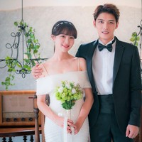 Salah satu adegan dalam serial Manhole ini pun dapat dijadikan inspirasi baju pernikahan. Anda yang ingin busana berpotongan simpel dapat mempertimbangkan opsi dengan aksen manik-manik mutiara. Foto: Istimewa