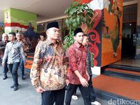 Nadiem dan Muhadjir Salat Jumat Bareng di Masjid Kemendikbud