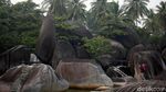 Pesona Hamparan Batu Raksasa di Alif Stone Park Natuna