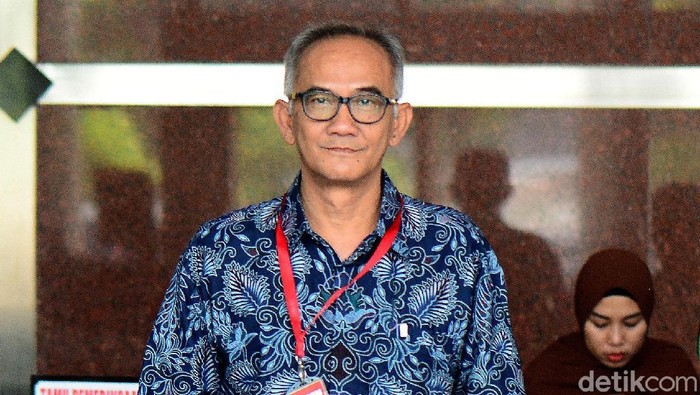 KPK kembali memanggil Sekjen Kementerian Perdagangan (Kemendag) Oke Nurwan. Oke akan diperiksa KPK sebagai saksi untuk tersangka kasus suap impor bawang putih.