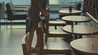 Meski diterpa kabar miring tentang video panas, Gisell tak ambil pusing. Ia justru posting pose seksi saat berada di kafe bandara. Diam adalah cara terbaik untuk menjawab kebodohan, tulisnya. Foto: Instagram @gisel_la