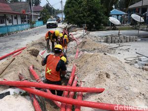 Intip Pemasangan Kabel Listrik Bawah Tanah di Natuna