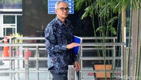 Menurut Kabiro Humas KPK Febri Diansyah, Oke dipanggil sebagai saksi untuk tersangka anggota DPR I Nyoman Dhamantra yang terjerat kasus suap impor bawang putih.