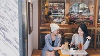 Layaknya gadis-gadis seusianya, Nadya juga sering kulineran sambil hangout di kafe kekinian. Salah satu momennya diambil ketika Nadya nongkrong bersama sahabatnya sambil menyeruput segelas es kopi susu. Foto: instagram nadya valerie