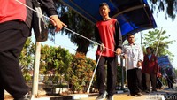 Guiding block atau ubin pengarah berwarna kuning yang berada di trotoar jadi salah satu fasilitas publik tambahan yang dapat membantu para penyandang disabilitas, khususnya disabilitas netra, saat melintas di atas trotoar.