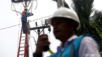 Sejumlah petugas PLN sedang melakukan proses sinkronisasi kabel di PLTN Ranai Natuna, Kepulauan Riau.