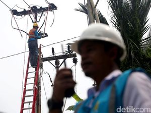 Melihat Aktivitas Petugas PLN di Pulau Terdepan RI