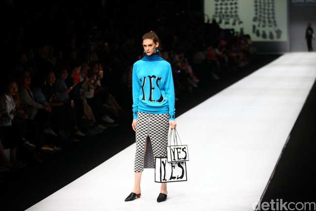 Seniman Ntiense Eno Amooquaye mengeksplorasi ikonografi mode dan perwujudannya/dalam citra seorang model mode. Pola-pola Yoshiko Phillips dalam warna oranye terang membangkitkan imaji tentang pemangsa dan mangsa. Rajutan Andre Williams menampilkan gaya tipografi yang menarik perhatian dan penekanan pada pesan komikalnya. (Foto: Rifkianto Nugroho/detikfoto)