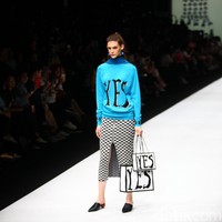 Seniman Ntiense Eno Amooquaye mengeksplorasi ikonografi mode dan perwujudannya/dalam citra seorang model mode. Pola-pola Yoshiko Phillips dalam warna oranye terang membangkitkan imaji tentang pemangsa dan mangsa. Rajutan Andre Williams menampilkan gaya tipografi yang menarik perhatian dan penekanan pada pesan komikalnya. (Foto: Rifkianto Nugroho/detikfoto)