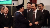 Prabowo juga sempat memegang lengan Paloh.