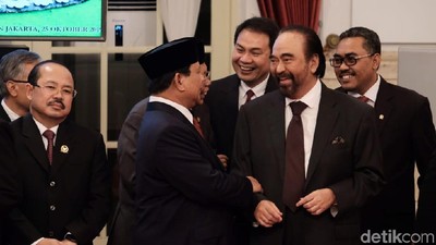 Akrab! Momen Prabowo-Paloh Ngobrol di Pelantikan Wamen