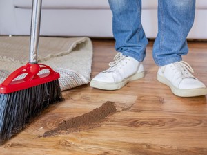 Jangan Asal Bersihkan Lantai Kayu! Pakar Berikan Beberapa Tips Ini