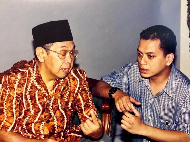 Wishnutama muda berkarier di industri televisi sejak masih kuliah. Dia pernah bekerja di sebuah stasiun televisi di Boston. Saat kembali ke Indonesia, ayah empat anak itu memulai kariernya di Indosiar. Dan ini salah satu momen saat dia berkarier di Indosiar. Sesaat sebelum Reformasi berkesempatan diskusi dengan seorang pemimpin yang sangat menginspirasi, demikian Wishnutama menulis pada keterangan fotonya. Foto: Dok. Instagram Wishnutama