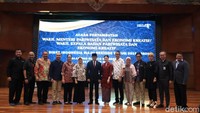 Usai memberi kata sambutan dan pidato, Wamen Angela pun berfoto bersama Menparekraf Wishnutama beserta para deputi dan eselon kementerian (Randy/detikcom)