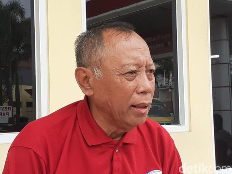 Sebarkan Harapan Sembuh Stroke, Komaruddin Jalan Kaki Bandung-Jakarta