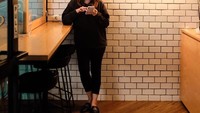 Meski usianya sudah di atas 40 tahun, Minda masih terlihat awet muda. Ia juga sering habiskan waktu dengan nongkrong di kafe-kafe Instagramable. Foto: Instagram winatalia