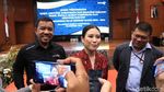 Potret Perdana Wakil Menteri Angela Tanoe di Kantornya