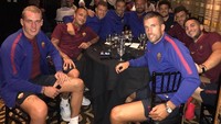 Ini makan malam bersama para rekan satu tim nya, di salah satu restoran mewah yang mereka kunjungi bersama-sama. Foto: Instagram @radja_nainggolan_l4