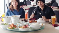 Makan di hotel, Minda dan Anji melahap banyak makanan enak. Mulai dari daging sapi lada hitam sampai cumi goreng tepung. Foto: Instagram winatalia