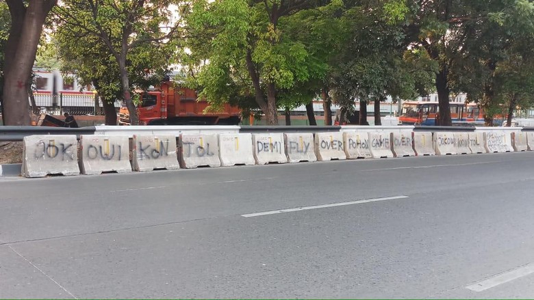 Pembatas MCB di Lenteng Agung Dicoreti Demi Flyover Pohon Game Over Pembatas MCB di Lenteng Agung Dicoreti Demi Flyover Pohon Game Over