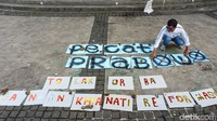 Sekelompok orang yang menamakan diri Aktivis 98 Menolak menggelar aksi menolak bergabungnya Ketua Umum Partai Gerindra Prabowo Subianto di dalam kabinet jilid II Presiden Joko Widodo (Jokowi).