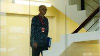 KPK menduga aksi Dhamantra ini dibantu oleh orang kepercayaan Dhamantra yaitu, Mirawati Basri serta Elviyanto dari pihak swasta. Pemberi suap dan orang kepercayaan Dhamantra juga ditetapkan tersangka oleh KPK. Dhamantra diduga meminta fee Rp 3,6 miliar dan Rp 1.700-1.800 tiap Kg lewat Mirawati untuk mengurus izin kuota 20 ton bawang putih. Suap itu diduga berasal dari Chandry dan Doddy. Duit yang sudah diberikan kepada Dhamantra berjumlah Rp 2 miliar.