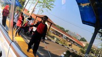 Keberadaan guiding block tersebut tentunya membantu para penyandang disabilitas dengan memberi arah kepada mereka saat melintasi trotoar.