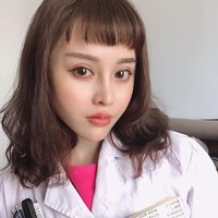 Begini penampilannya ketika sedang bertugas sebagai dokter. Foto: Instagram