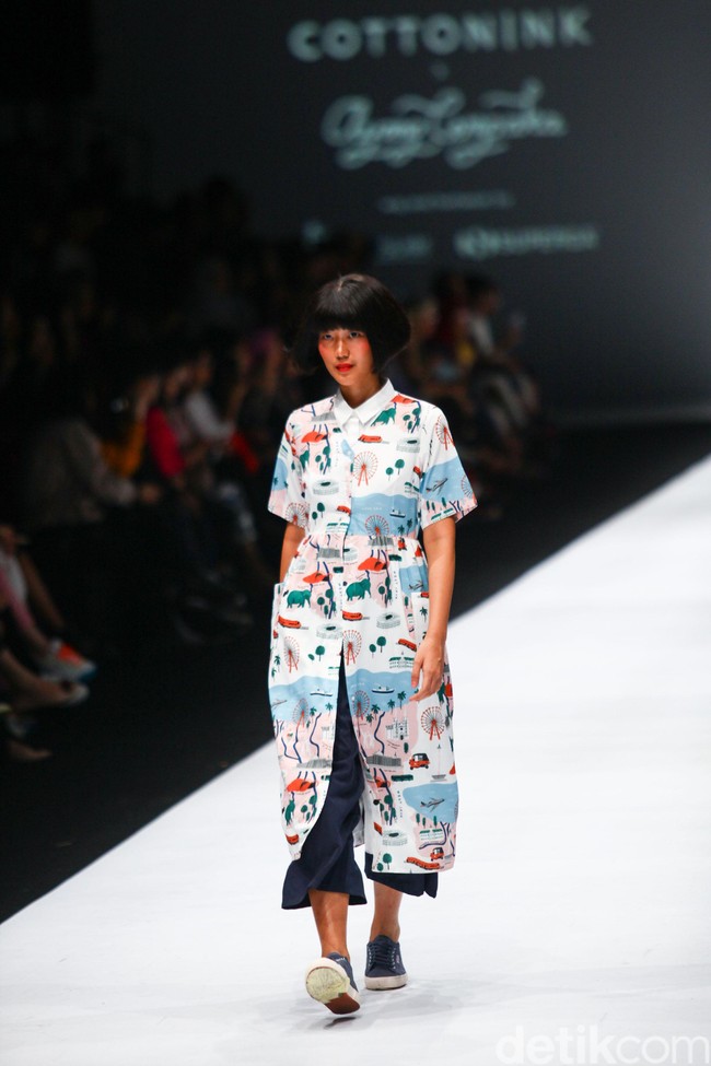 “Kondisi disabilitas merupakan bagian dari wajah keberagaman masyarakat namun kerap dilihat dari sudut pandang ketidakberdayaan. Kami ingin mengubah persepsi itu dengan mengangkat karya dan kemampuan seniman disabilitas dalam sebuah peragaan busana inklusif yang lebih jujur dalam merayakan keberagaman masyarakat, ujar Camelia Harahap, Head of Arts and Creative Industry, British Council Indonesia. (Foto: Rifkianto Nugroho/detikfoto)